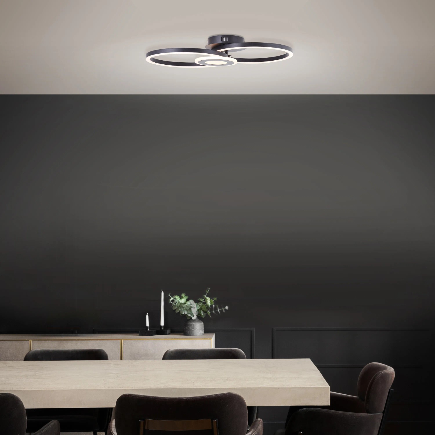 Schwarze LED-Deckenleuchte Bray, 52x30 cm, mit runder Form und einstellbarer Lichtfarbe.