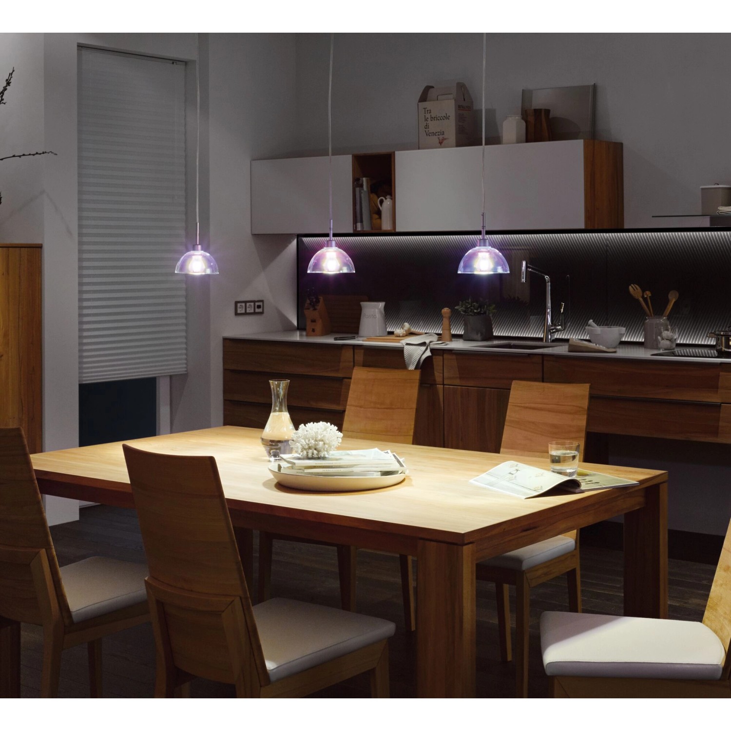 Drei Paulmann URail Pendelleuchten Sarrasani in Chrom matt über Esstisch in Küche mit Schienensystem.