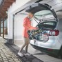 Frau lädt klappbare wolfcraft Sackkarre TS 600 in den Kofferraum eines Autos.