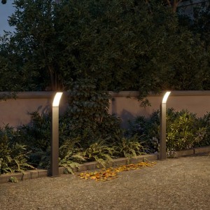 Anthrazitfarbene Philips LED-Wegeleuchte Splay im Garten, 96 cm hoch.
