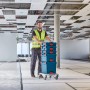 Bosch Professional L-Boxx 102 Werkzeugkiste auf Rollbrett mit Handwerker in Halle.