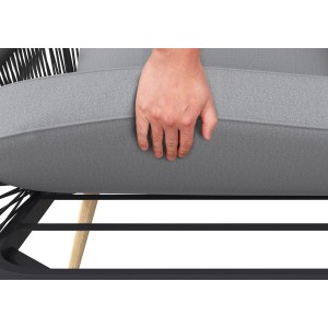 Detailaufnahme der Polsterung des Lounge-Sets Edna, anthrazitfarbenes Stahlgestell mit Seilbespannung.