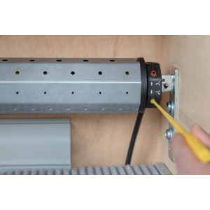 Schellenberg Rollladenmotor Action Maxi 6 Nm bei der Endlageneinstellung mit Stift.