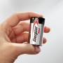 Energizer Max C Baby Batterie in Hand, 2er-Pack. Alkaline Batterie für Geräte des täglichen Bedarfs.