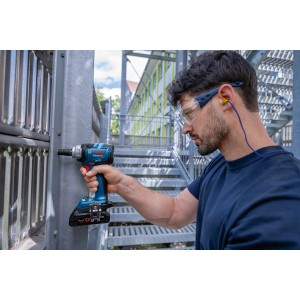 Bosch Professional GDS 18 V-330 HC Akku-Drehschlagschrauber im Einsatz auf Baustelle.