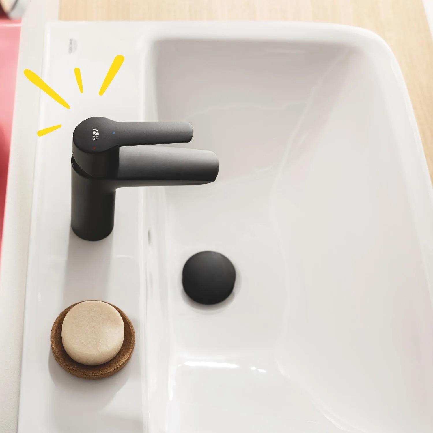 Schwarze Grohe QuickFix Waschtischarmatur Start S auf einem weißen Waschbecken.