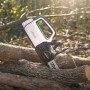 Litheli Akku-Kettensäge beim Sägen von Holz. Kompakte Bauweise, ideal für Gartenarbeiten.