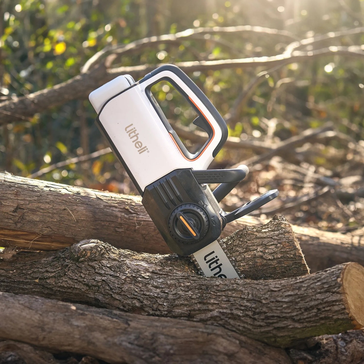 Litheli Akku-Kettensäge beim Sägen von Holz. Kompakte Bauweise, ideal für Gartenarbeiten.
