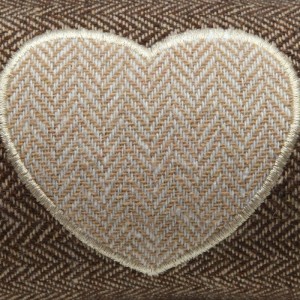 Detailaufnahme: Brauner Beautissu Zugluftstopper mit Herzapplikation, Türdichtung für den Winter.