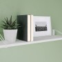Wandregal mit weißer Metall-Konsole Prisma, Bücher und Deko.