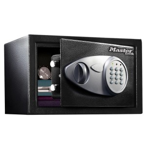Offener, schwarzer Master Lock Tresor X055ML mit digitalem Schloss und Gegenständen im Inneren.