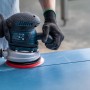 Bosch Exzenterschleifer mit Schleifblatt C470 K60 im Einsatz auf blauer Oberfläche.