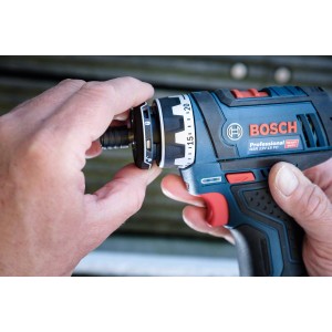 Bosch Professional Akku-Bohrschrauber GSR 12V-15 FC mit Bohrfutteraufsatz in Händen.