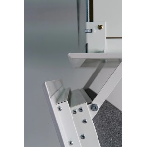 Detailansicht der weißen Minka Dachbodentreppe Arctic Fire, Innentreppe mit Stufen und Befestigung.