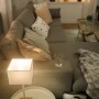 Philips Hue Luster E14 Doppelpack in Wohnzimmeratmosphäre.
