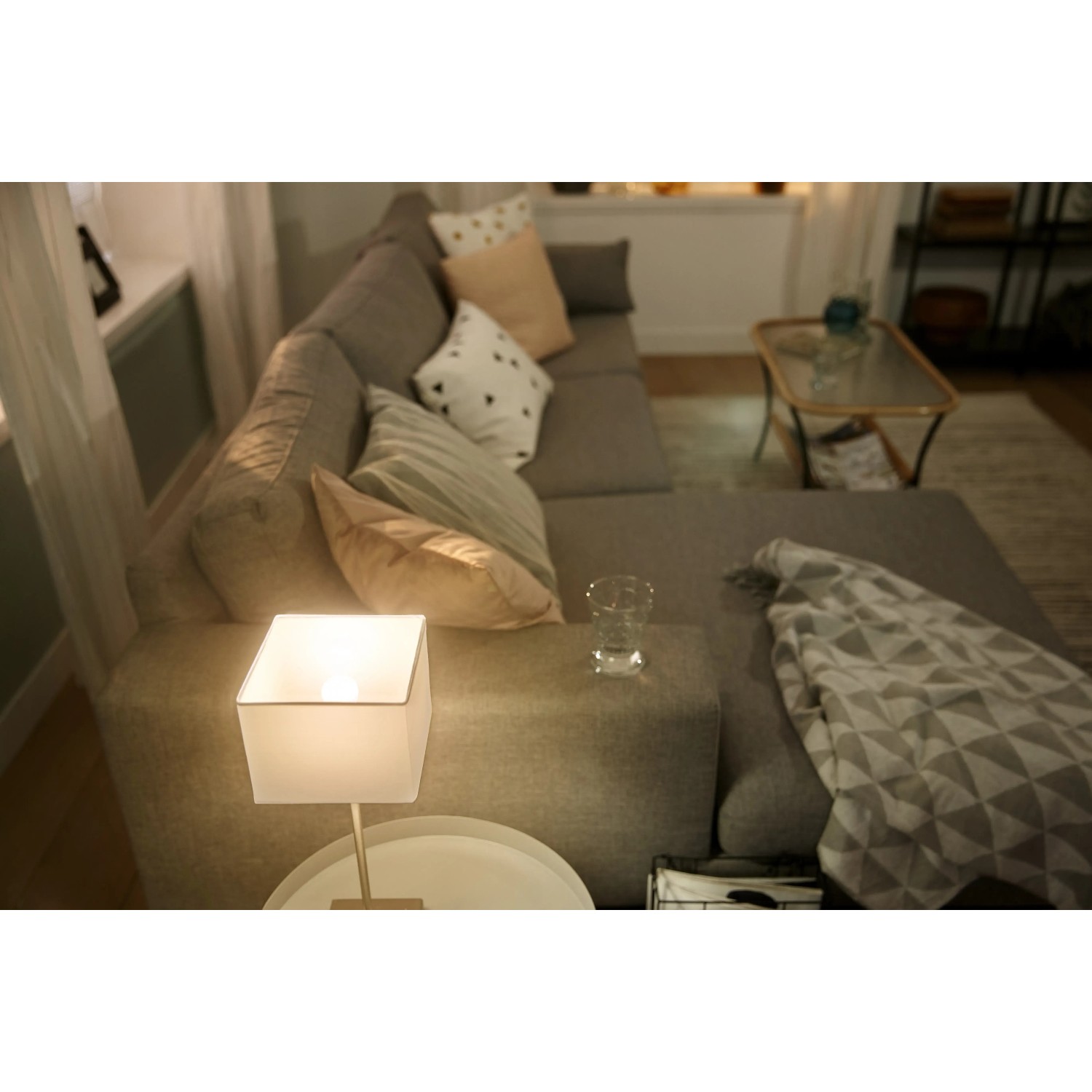 Philips Hue Luster E14 Doppelpack in Wohnzimmeratmosphäre.