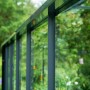 Detailansicht: Juliana Gewächshaus Premium 8 Anthrazit mit Rahmen und Glasfront.