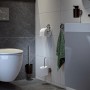 Tiger Toilettenpapierhalter Tune, Edelstahl gebürstet mit schwarzen Akzenten im modernen Badezimmer.