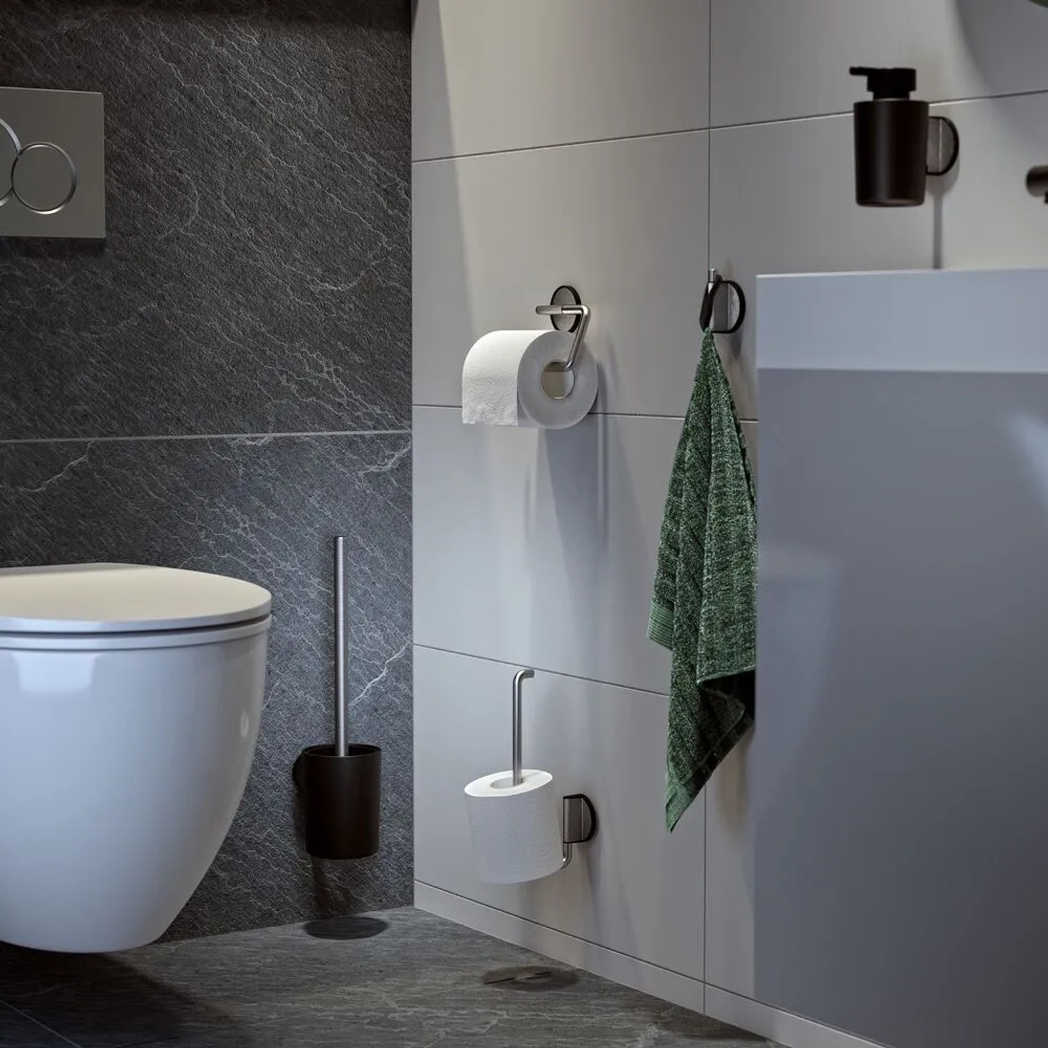 Tiger Toilettenpapierhalter Tune, Edelstahl gebürstet mit schwarzen Akzenten im modernen Badezimmer.