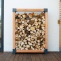 Westmann Kaminholzregal Michel XL aus Lärchenholz, gefüllt mit Holzscheiten.