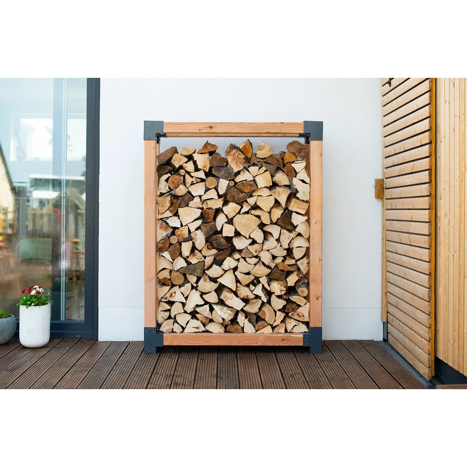 Westmann Kaminholzregal Michel XL aus Lärchenholz, gefüllt mit Holzscheiten.