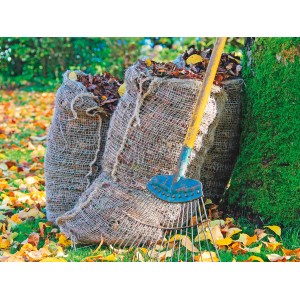 2er-Set kompostierbare Laubsäcke aus Jute mit Laub und Rechen im Garten.