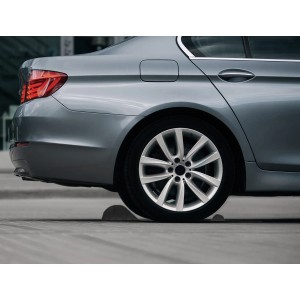 Graues Auto mit Apa Autostopper Parkhilfe. Schutz für Fahrzeug und Wand in Garage oder Carport.
