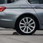 Graues Auto mit Apa Autostopper Parkhilfe. Schutz für Fahrzeug und Wand in Garage oder Carport.