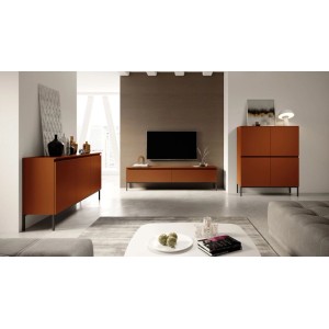 Modernes Selsey Bemmi Wohnzimmer mit ziegelrotem Sideboard, TV-Board und Hochschrank auf schlanken Stahlfüßen.