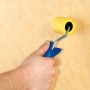 LUX Tapetennahtroller Moosgummi 5 cm im Einsatz zum Andrücken von Tapetennähten.