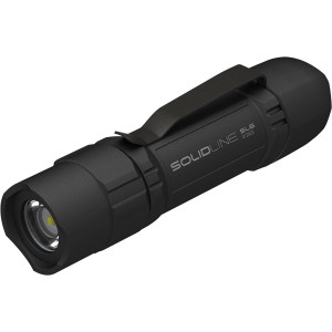 Schwarze Solidline LED-Taschenlampe SL6 mit Clip. Kompakte Lampe für Werkstatt und Freizeit.