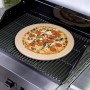 Char-Broil Pizzastein mit Pizza auf Grillrost, Grillutensil für knusprige Pizza.