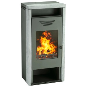 Wamsler Kaminofen Yara Naturstein Gussgrau, 8 kW, mit brennendem Feuer im Inneren.