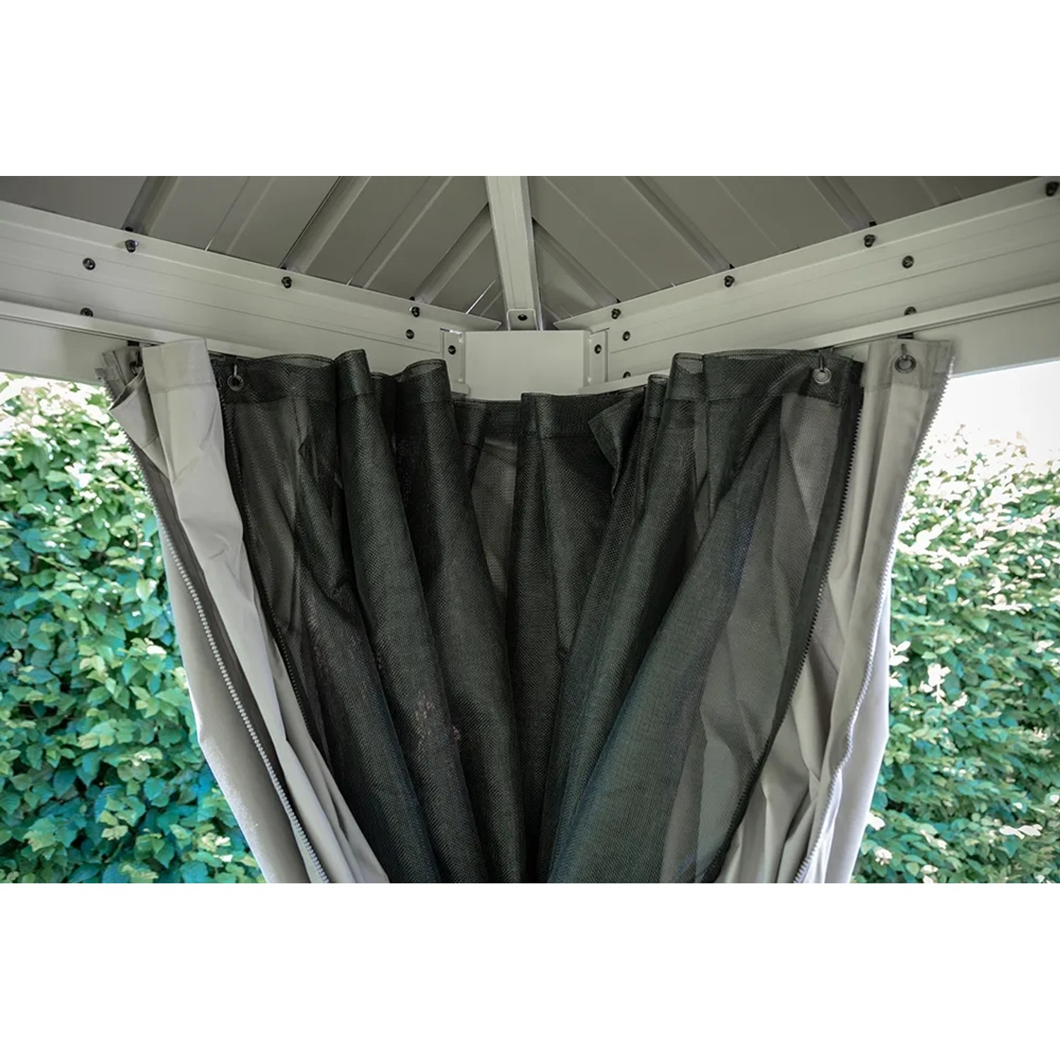 Detailaufnahme Sojag Pavillon Messina 12x16 Champagner mit Moskitonetz und Vorhangschiene.