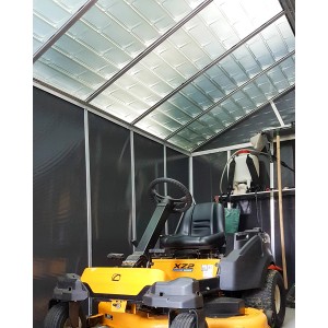 Innenansicht: Palram Metall-Gerätehaus Yukon mit Gartengeräten. Gerätehäuser bieten viel Stauraum.