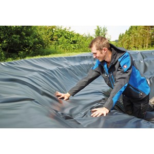 Schwarze Oase AlfaFol Teichfolie (1,0 mm) wird von einer Person im Garten verlegt.