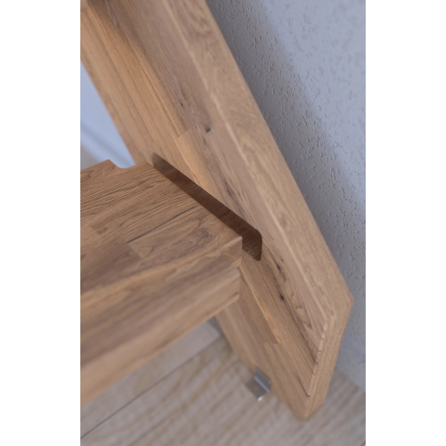 Detailaufnahme: Gerade Treppe Mykonos Eiche mit Setzstufen und Holz-Design-Geländer links.