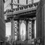 Komar Wandbild Brooklyn Bridge, Schwarz-Weiß-Fotografie, 40x50 cm. Dekoration für Ihr Zuhause.