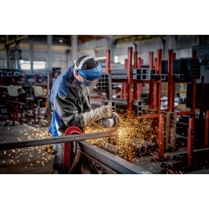Mann schleift Metall mit einem Bosch Professional Winkelschleifer GWS 2000 J, Funken sprühen.