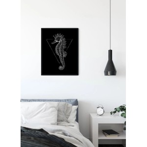 Komar Wandbild Sea Horse Black, 40x50 cm, mit filigranem Seepferdchen-Motiv auf schwarzem Hintergrund.