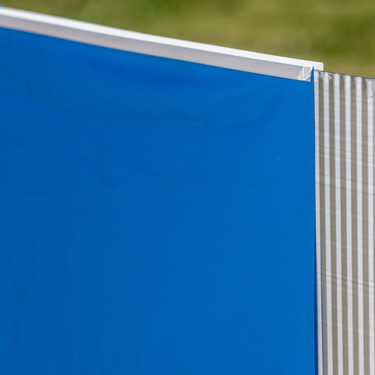 Detailansicht: Weiße Stahlwand und blaue Innenfolie des runden Gre Fidji Pools, Ø 350 cm.