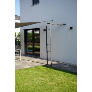 Anthrazit Wandrosenbogen Sorrento von Eleo, pulverbeschichtet, an Hauswand montiert.