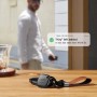 Eufy SmartTrack Schlüsselfinder 2er-Pack mit Benachrichtigung auf Smartphone im Hintergrund.