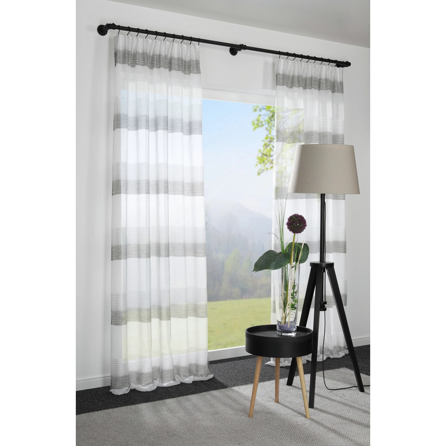 Gardinia Gardinenstange Industrial Home, schwarz, 240 cm mit Vorhang im Wohnraum.