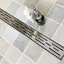 Verosan+ Isel Duschrinne, 70 cm, aus Edelstahl mit modernem Designrost für bodengleiche Dusche.