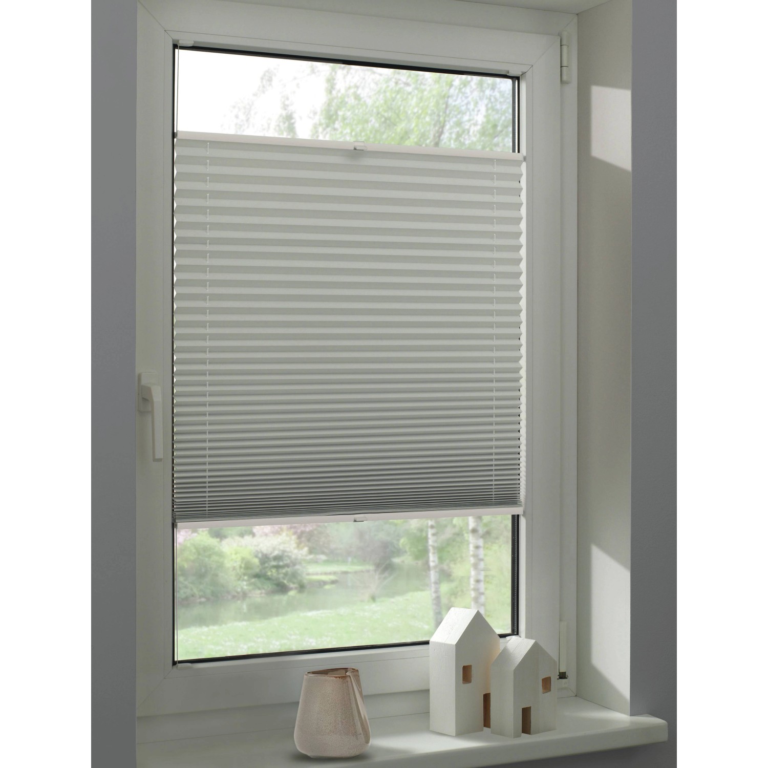 Weißes Schöner Wohnen Thermo-Plissee Ella, 40x130 cm, am Fenster mit Deko.