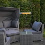 VASNER SlimLine X20 Infrarot-Heizstrahler (2000W, Silber) neben grauer Lounge-Garnitur im Garten.