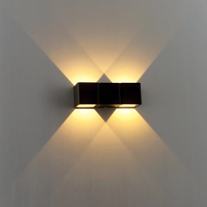 Anthrazitfarbene, eckige LED Außenwandleuchte mit Lichteffekt nach oben und unten.