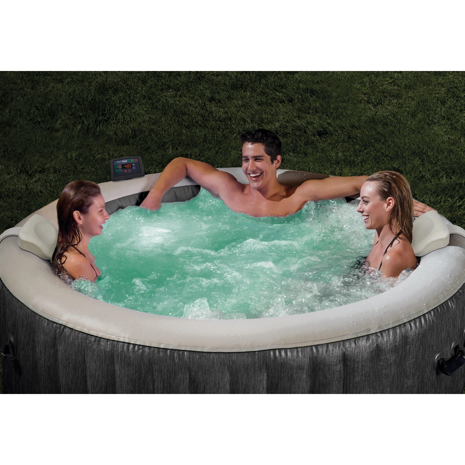 Intex PureSpa Greywood Deluxe aufblasbarer Whirlpool mit drei Personen im Wasser.
