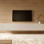 Modernes Selsey TV-Hängeboard Bisira 200 cm in Kaschmirgrau, grifflos, unter TV an Holzwand im Wohnzimmer.